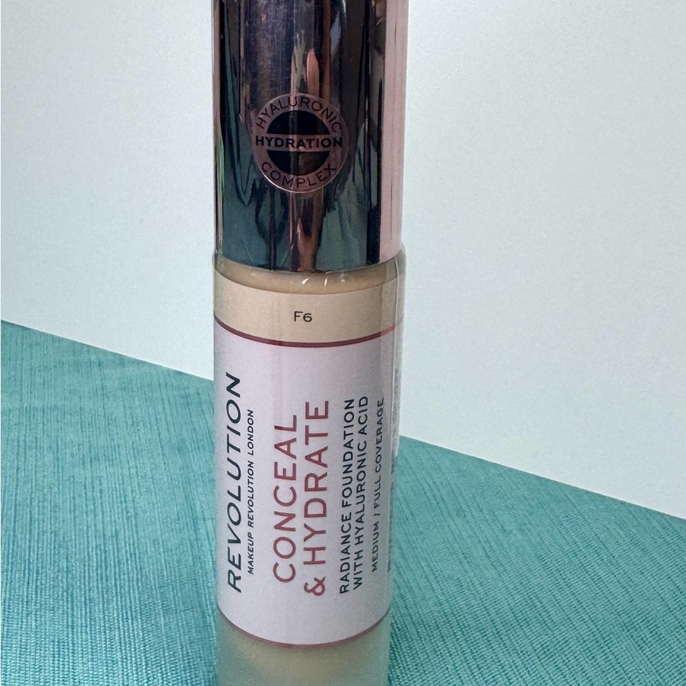 Revolution Conceal & Hydrate Foundation - Cream - F6
